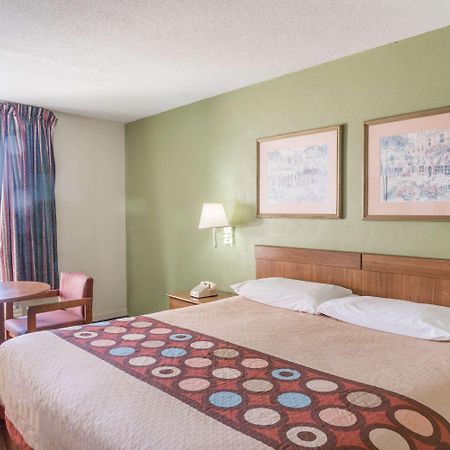 Super 8 By Wyndham Tifton Hotell Exteriör bild