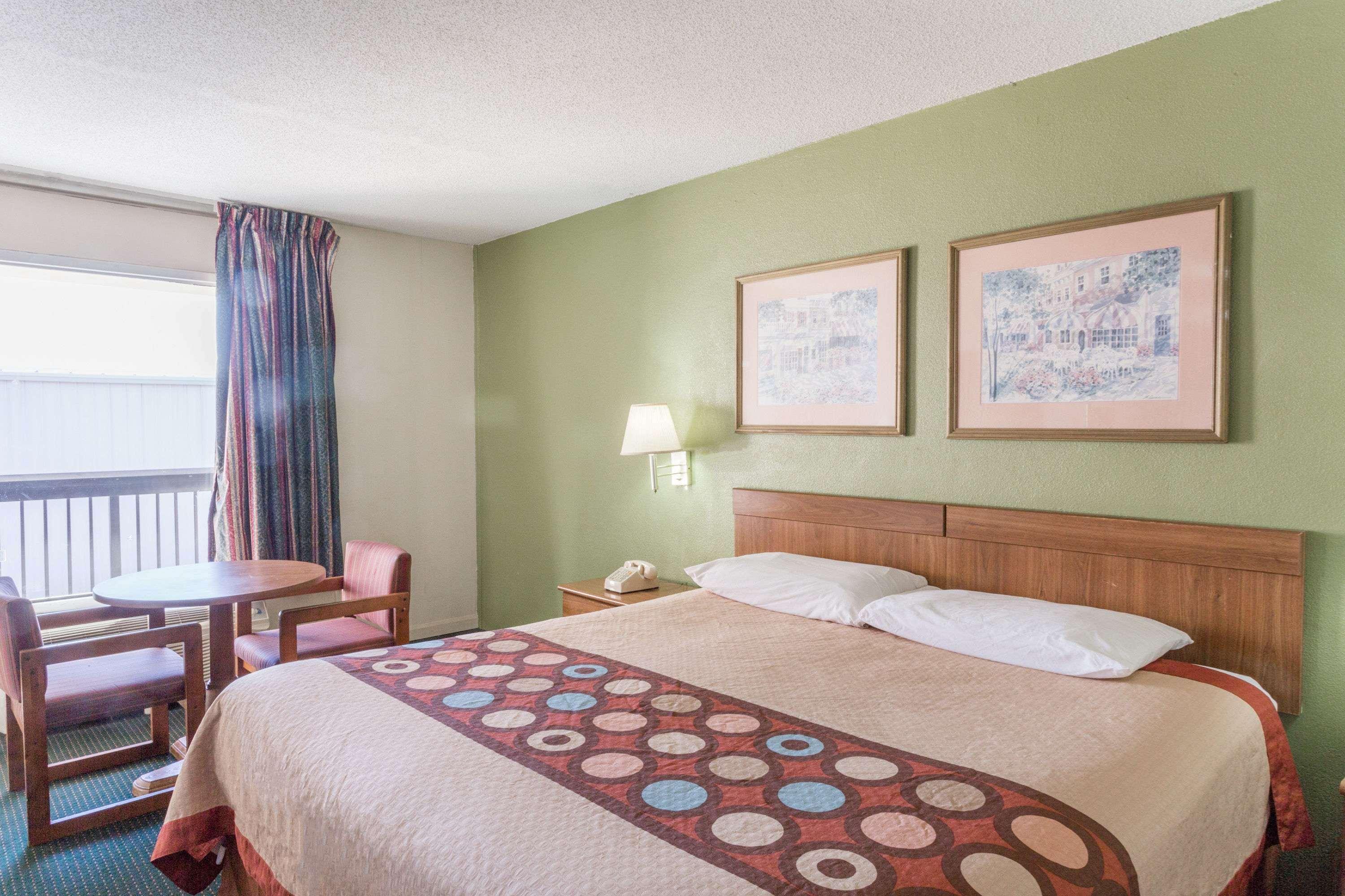 Super 8 By Wyndham Tifton Hotell Exteriör bild