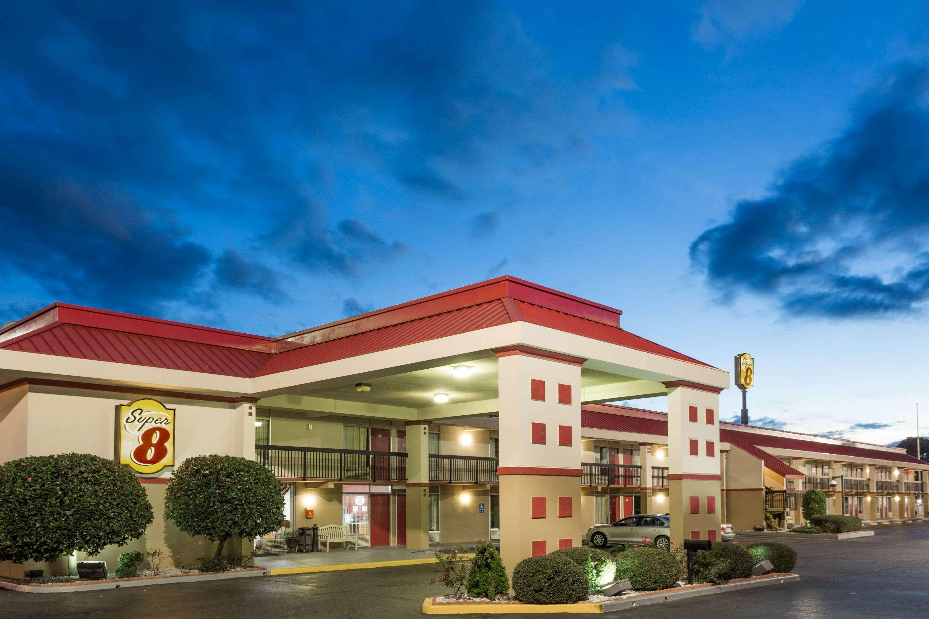 Super 8 By Wyndham Tifton Hotell Exteriör bild