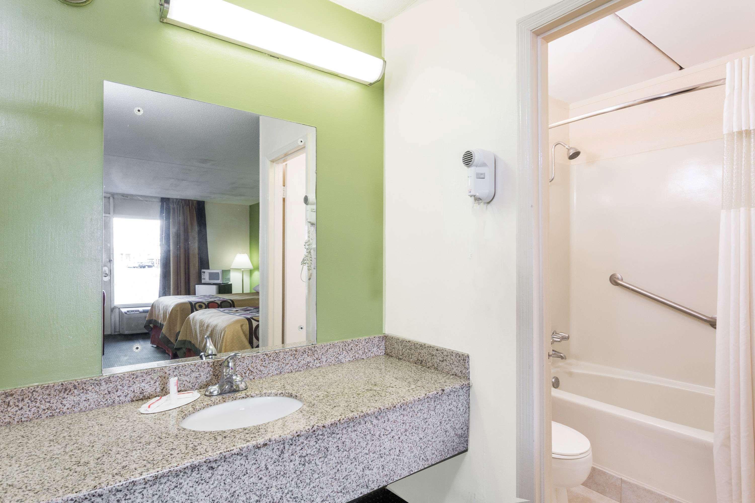 Super 8 By Wyndham Tifton Hotell Exteriör bild