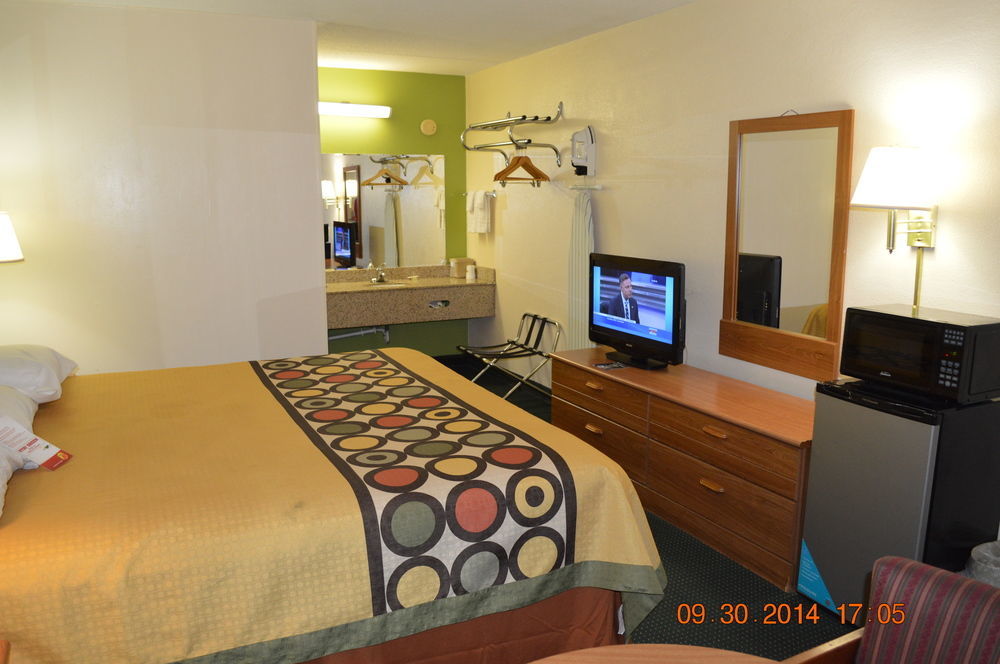 Super 8 By Wyndham Tifton Hotell Exteriör bild