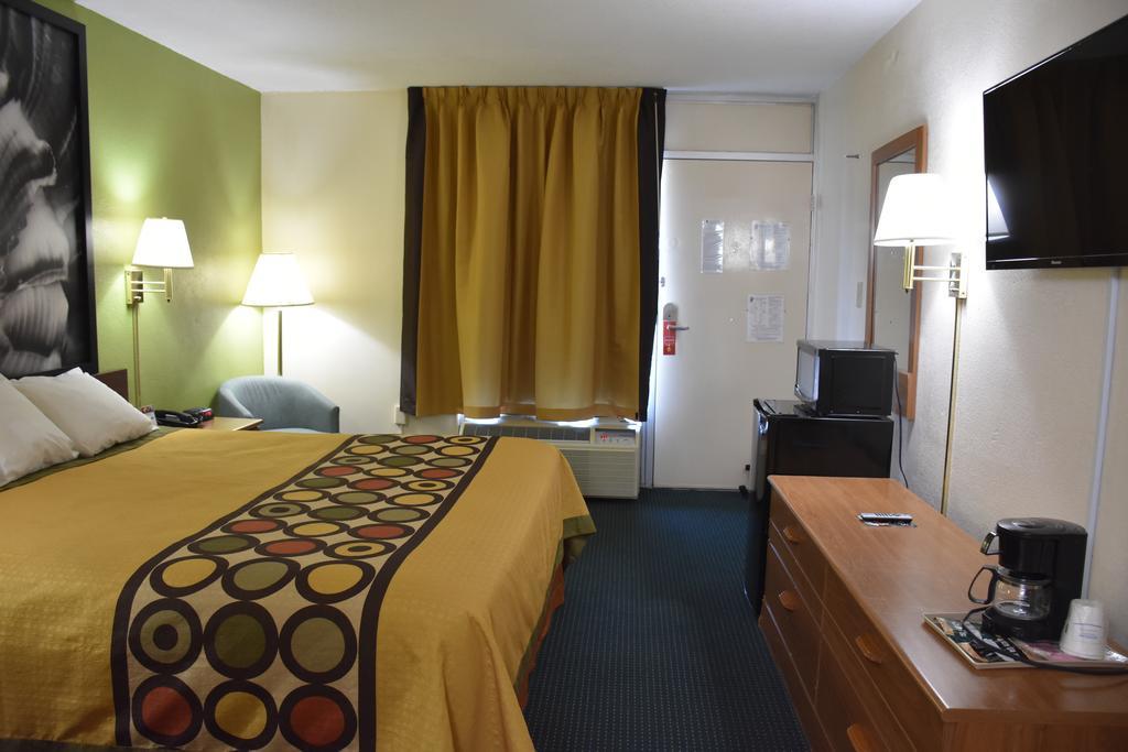 Super 8 By Wyndham Tifton Hotell Exteriör bild