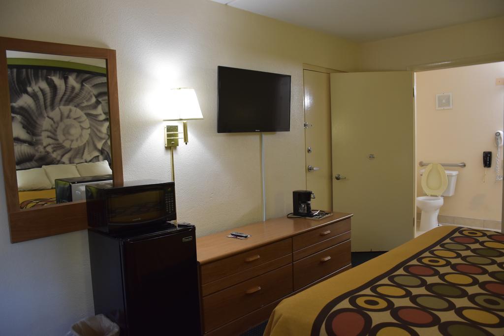 Super 8 By Wyndham Tifton Hotell Exteriör bild