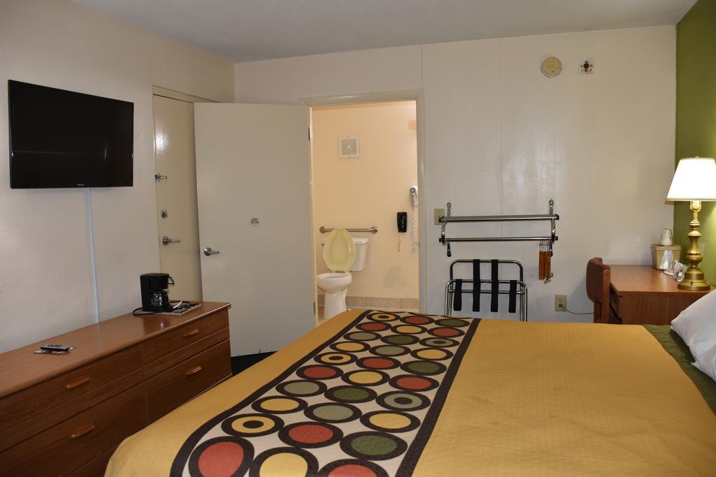 Super 8 By Wyndham Tifton Hotell Exteriör bild