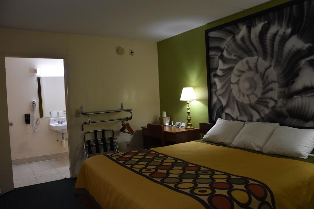 Super 8 By Wyndham Tifton Hotell Exteriör bild