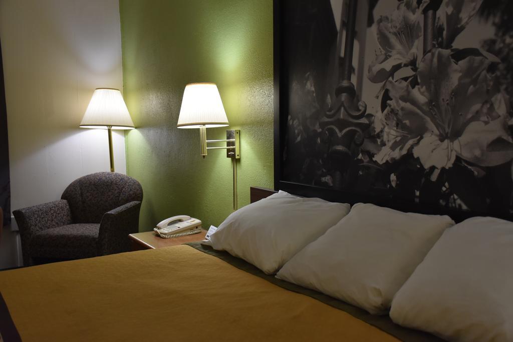 Super 8 By Wyndham Tifton Hotell Exteriör bild