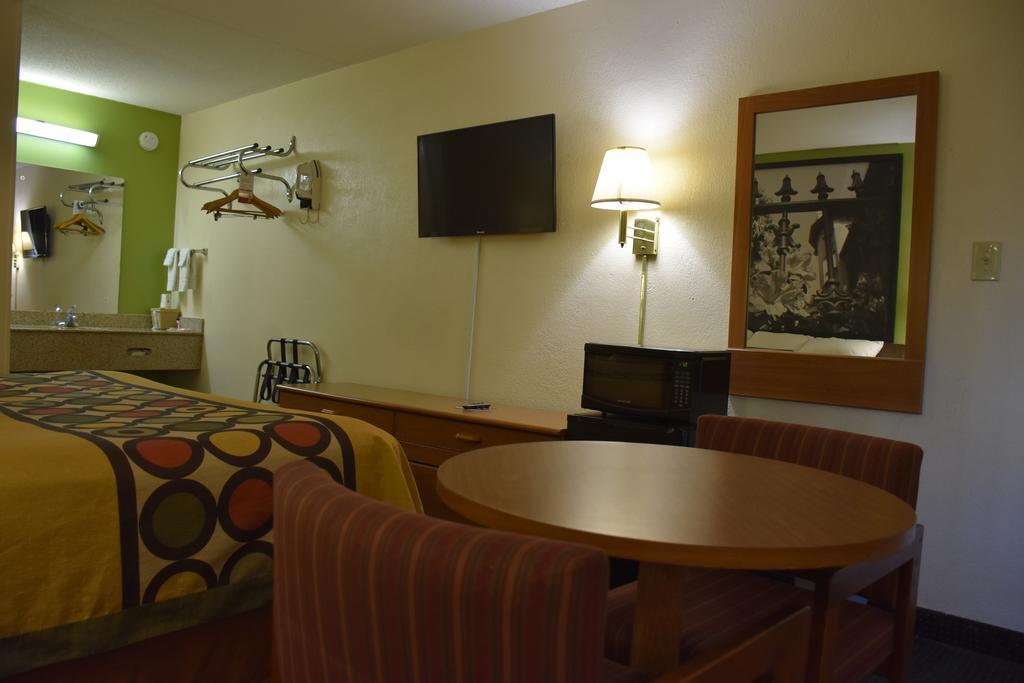 Super 8 By Wyndham Tifton Hotell Exteriör bild