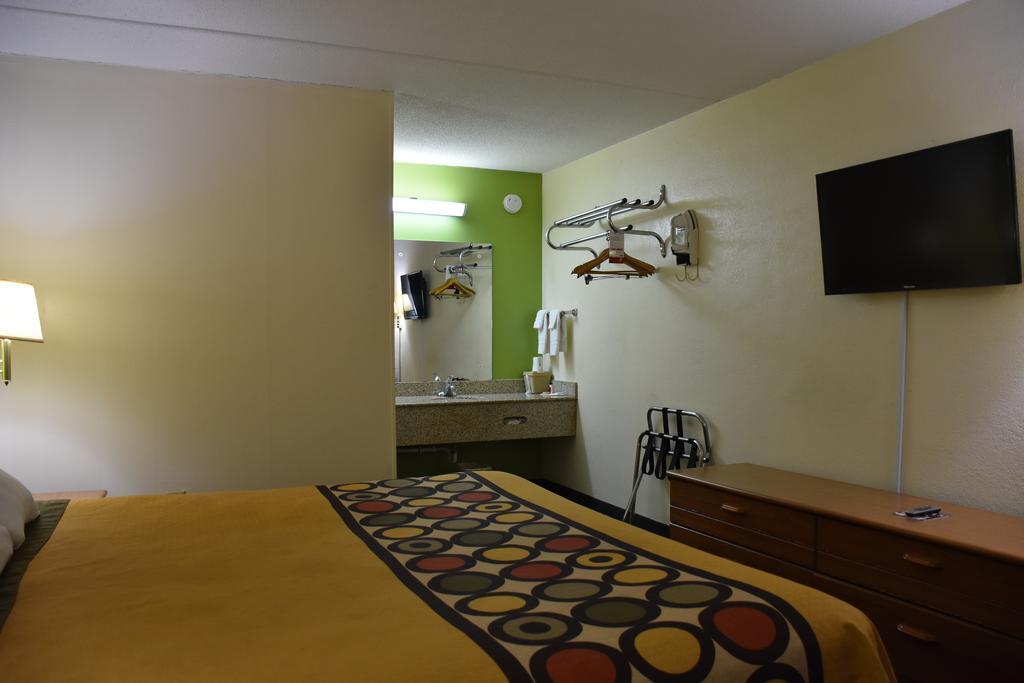 Super 8 By Wyndham Tifton Hotell Exteriör bild