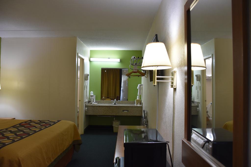 Super 8 By Wyndham Tifton Hotell Exteriör bild
