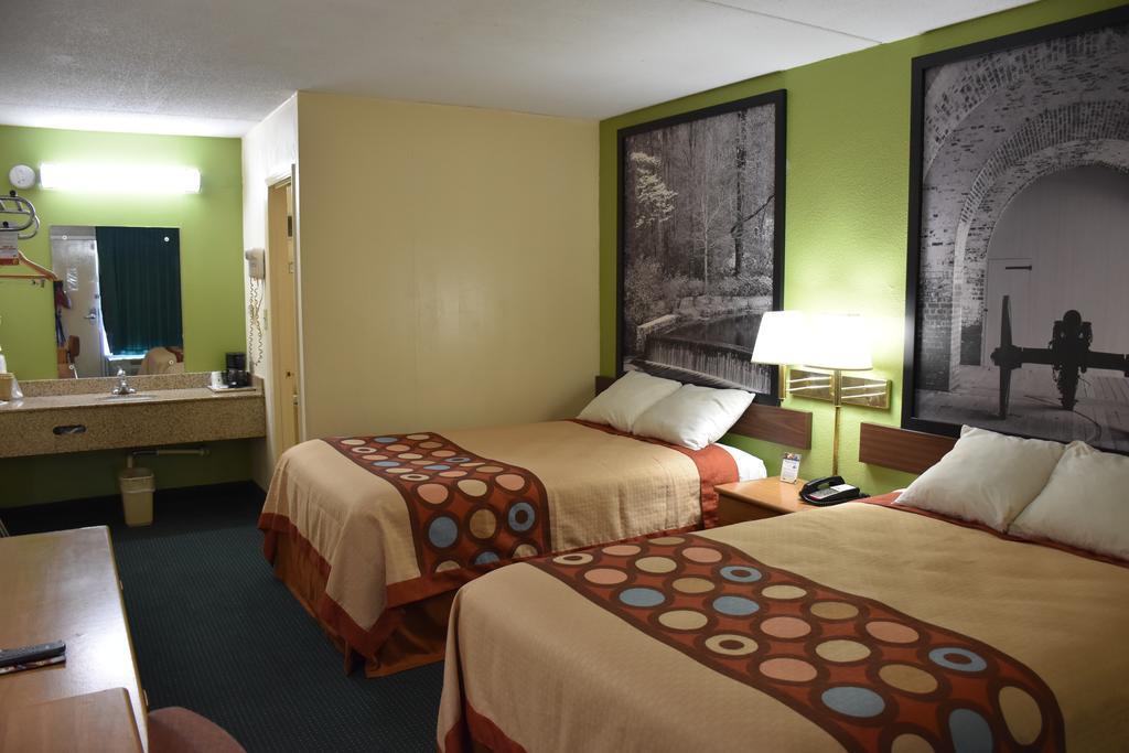 Super 8 By Wyndham Tifton Hotell Exteriör bild