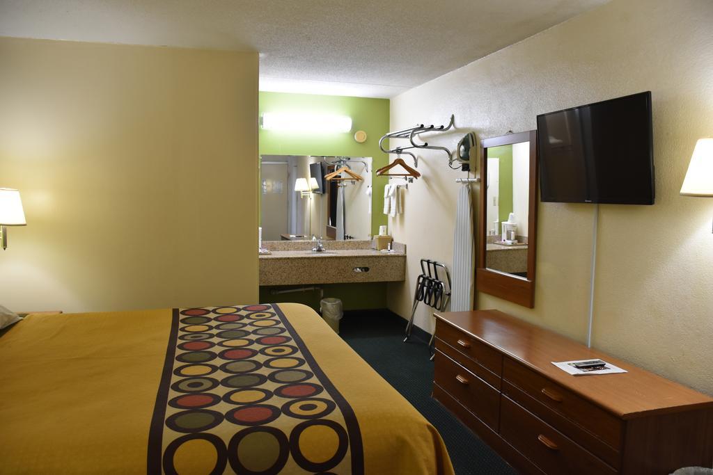 Super 8 By Wyndham Tifton Hotell Exteriör bild
