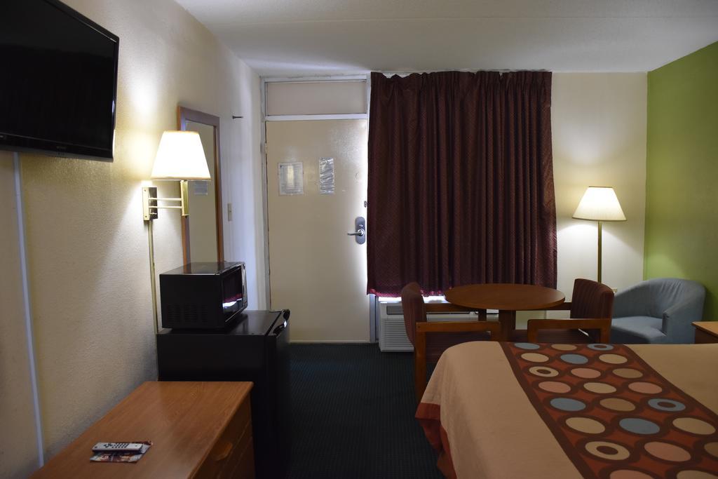 Super 8 By Wyndham Tifton Hotell Exteriör bild