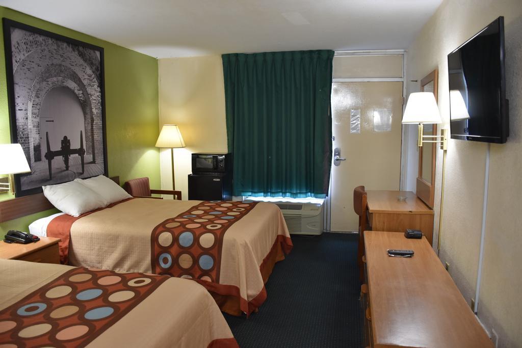 Super 8 By Wyndham Tifton Hotell Exteriör bild