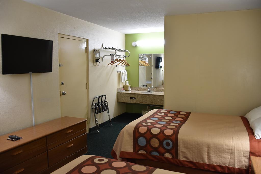 Super 8 By Wyndham Tifton Hotell Exteriör bild