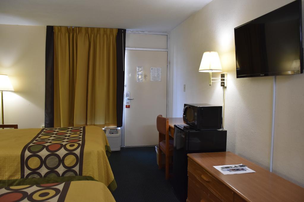 Super 8 By Wyndham Tifton Hotell Exteriör bild