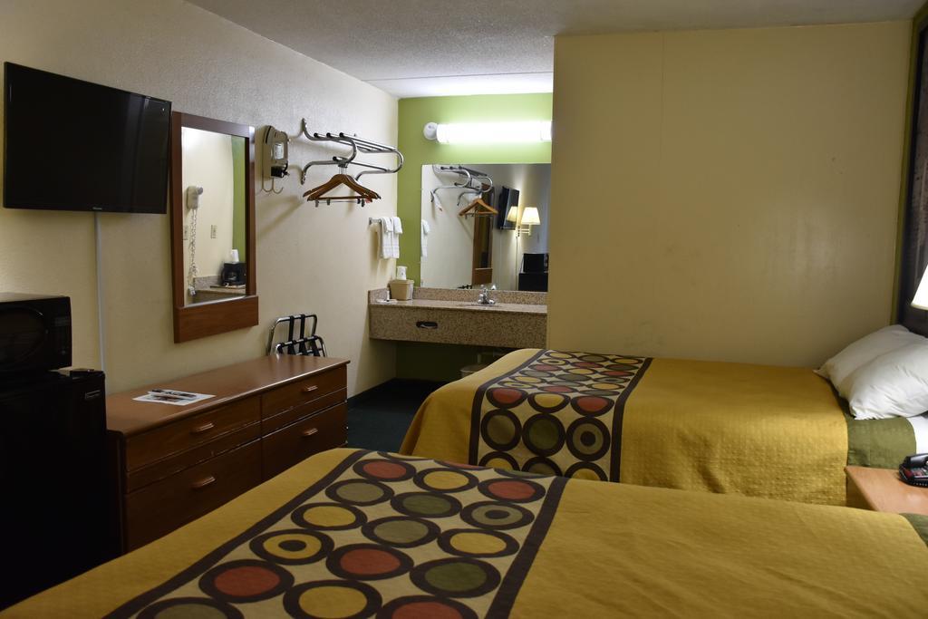 Super 8 By Wyndham Tifton Hotell Exteriör bild