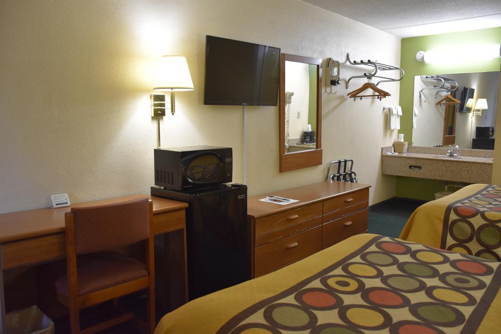 Super 8 By Wyndham Tifton Hotell Exteriör bild