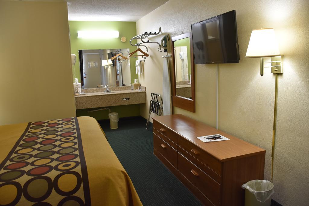 Super 8 By Wyndham Tifton Hotell Exteriör bild