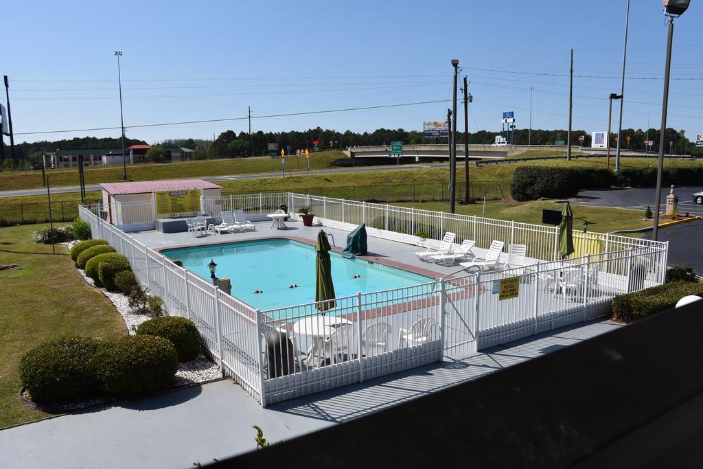 Super 8 By Wyndham Tifton Hotell Exteriör bild
