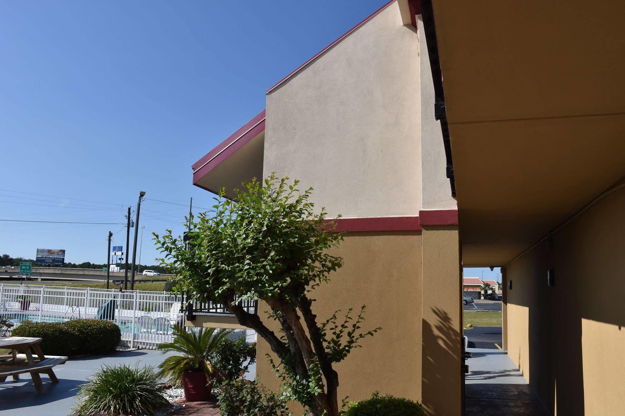 Super 8 By Wyndham Tifton Hotell Exteriör bild